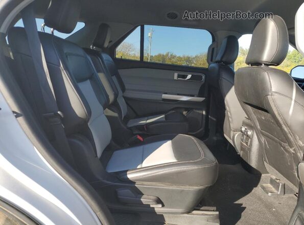 1FMSK7DH2NGC44819 2022 FORD FORD EXPLORER White Вид задньої частини салону