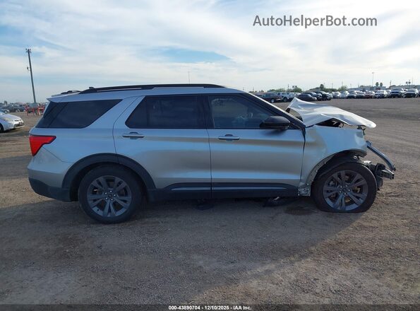 1FMSK7DHXNGC15360 2022 FORD FORD EXPLORER Silver Vista interior trasera
