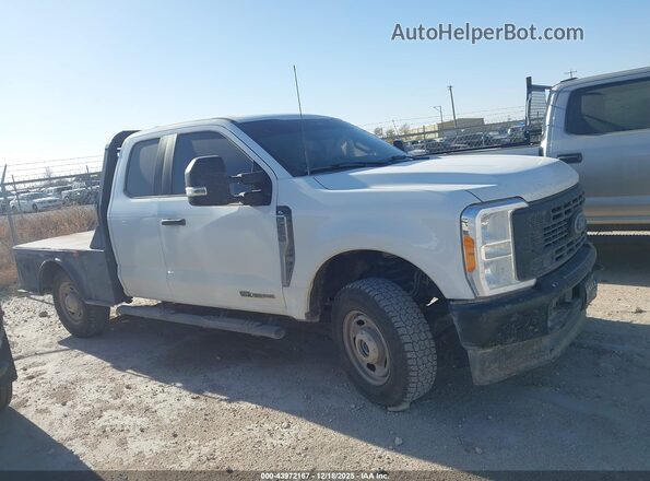 1FT7X2BTXPEC76809 2023 FORD F-250 White Widok wnętrza z tyłu