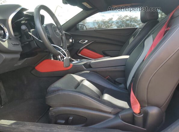 1G1FH3D71P0105385 2023 CHEVROLET CAMARO White Widok wnętrza z przodu