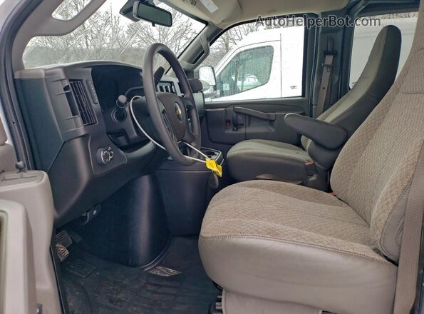 1GAZGPFP7R1263988 2024 CHEVROLET EXPRESS White Vista interior delantera
