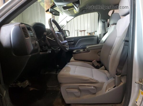 1GCVKPEC1JZ239551 2018 CHEVROLET 1500 Silver Widok wnętrza z przodu