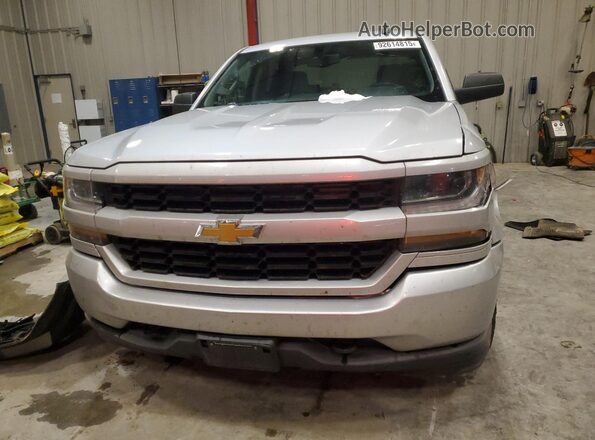 1GCVKPEC1JZ239551 2018 CHEVROLET 1500 Silver Widok z przodu