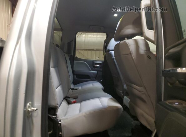 1GCVKPEC1JZ239551 2018 CHEVROLET 1500 Silver Widok tylnych siedzeń