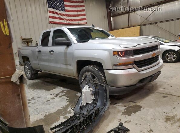 1GCVKPEC1JZ239551 2018 CHEVROLET 1500 Silver Przód prawy