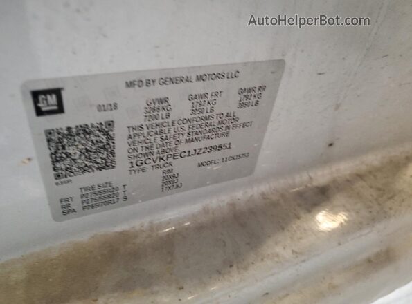 1GCVKPEC1JZ239551 2018 CHEVROLET 1500 Silver Widok komory silnika