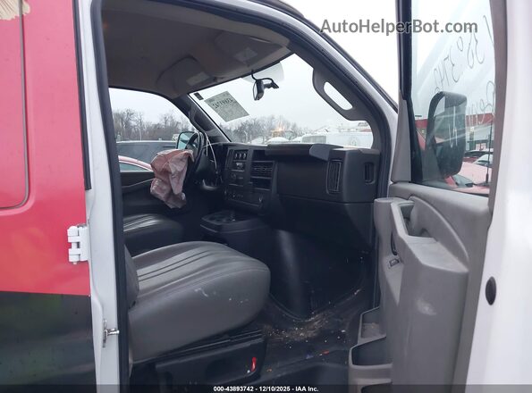 1GCWGAF74N1170573 2022 CHEVROLET EXPRESS Red Вид салону спереду