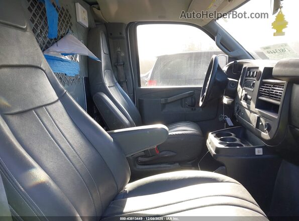 1GCWGAFF3G1242051 2016 CHEVROLET EXPRESS White Вид салону спереду