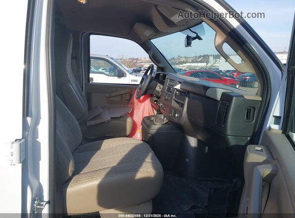 1GCWGAFP6S1205271 2025 CHEVROLET EXPRESS Белый Вид салона спереди