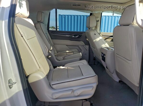1GKS2JKL8NR305057 2022 GMC YUKON White Widok wnętrza z tyłu