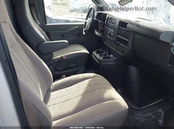 1GTW7AFG0K1369700 2019 GMC SAVANA 2500 Blue Вид салону спереду