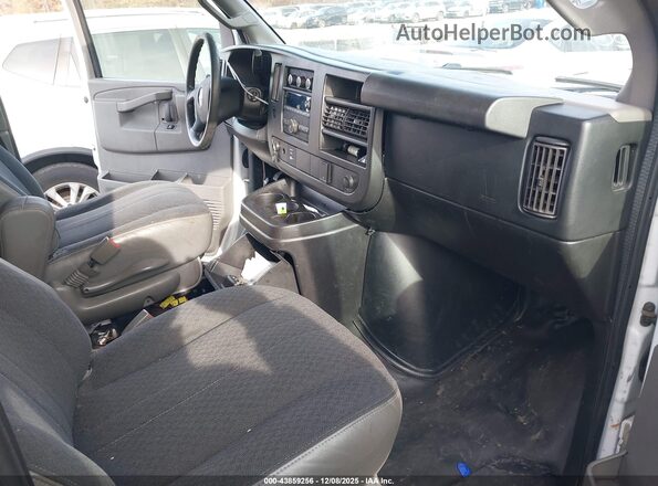1GTW7AFG2J1912253 2018 GMC SAVANA 2500 White წინა სალონის ხედი