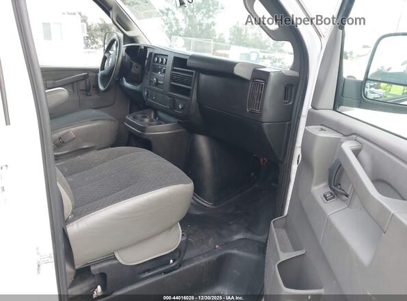 1GTW7AFGXK1340432 2019 GMC SAVANA 2500 White Vista interior delantera