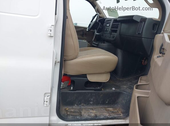 1GTW7AFP2P1143861 2023 GMC SAVANA CARGO White Widok wnętrza z przodu
