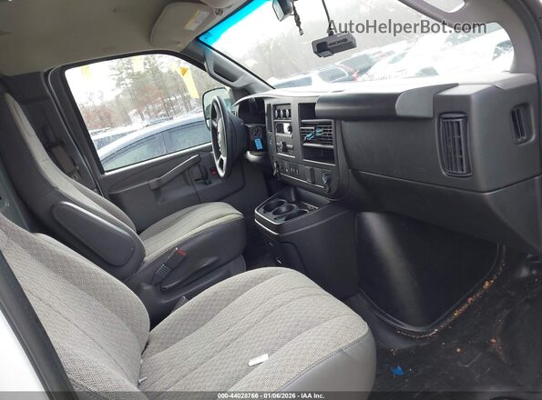 1GTW7AFP2R1185059 2024 GMC SAVANA CARGO White წინა სალონის ხედი
