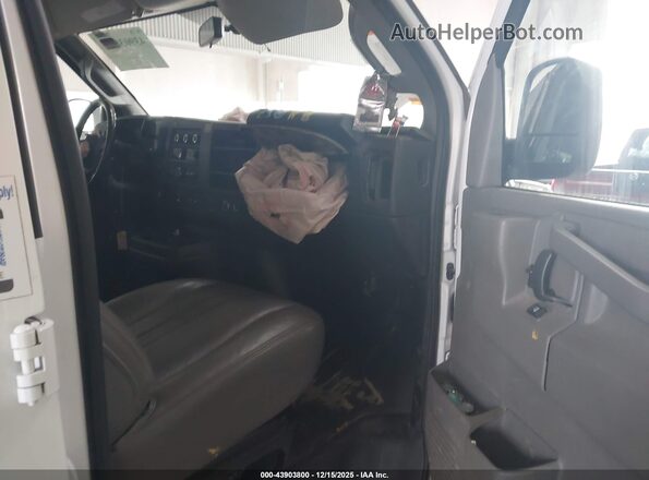1GTW7AFP3P1151418 2023 GMC SAVANA CARGO White Widok wnętrza z przodu
