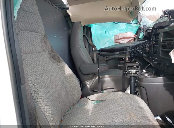 1GTW7AFP7R1165874 2024 GMC SAVANA CARGO White წინა სალონის ხედი