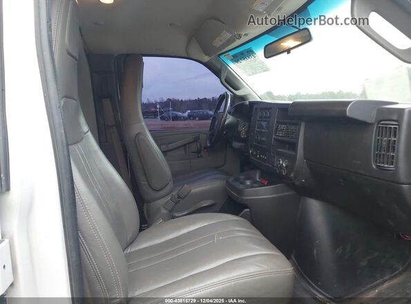 1GTW7AFP9N1182735 2022 GMC SAVANA CARGO White Vista interior delantera