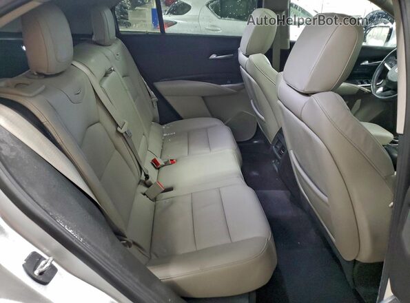 1GYFZDR43NF139146 2022 CADILLAC XT4 Silver Rear interior view