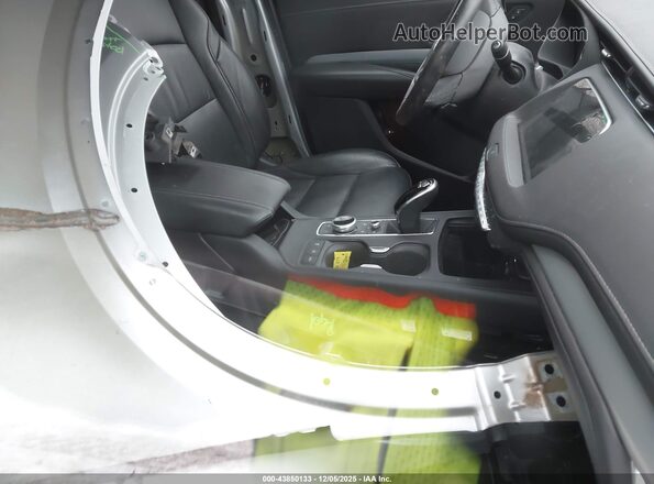1GYFZDR46NF101135 2022 CADILLAC XT4 Серебряный Вид салона спереди