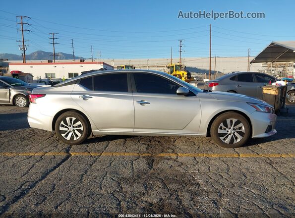 1N4BL4BV2NN303569 2022 NISSAN ALTIMA Silver Вид задньої частини салону