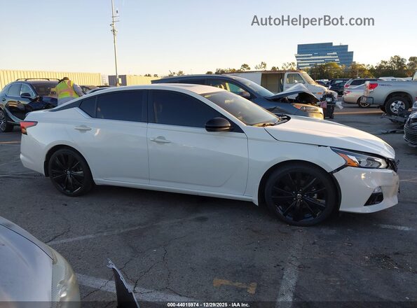 1N4BL4CV1NN330096 2022 NISSAN ALTIMA White Вид задньої частини салону