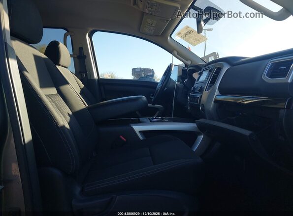 1N6BA1F45JN524901 2018 NISSAN TITAN XD Черный Вид салона спереди