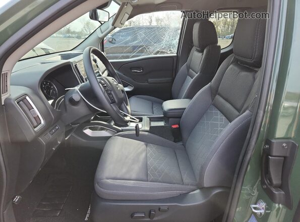 1N6ED1CL7SN618392 2025 NISSAN FRONTIER Green Vista interior delantera