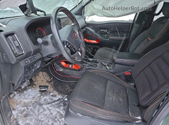 1N6ED1FK3SN613256 2025 NISSAN FRONTIER Зеленый Вид салона спереди