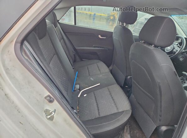 3KPA24AD8LE321335 2020 KIA RIO White Вид задньої частини салону