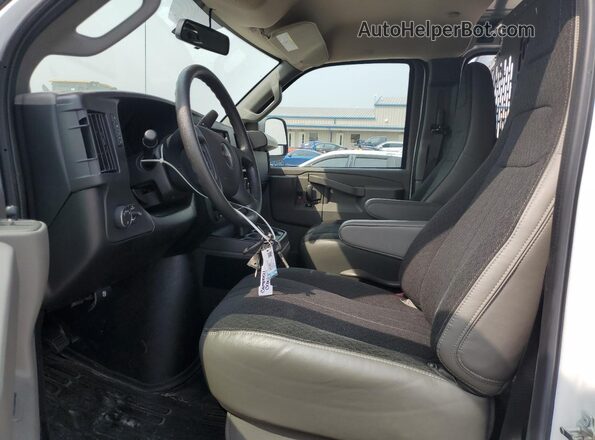1GTW7AFP8R1233728 2024 GMC SAVANA Белый Вид панели приборов