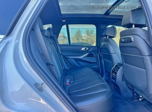 5UX43EU01S9Y38941 2025 BMW X5 White წინა სალონის ხედი
