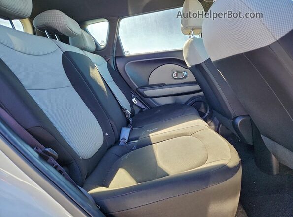 KNDJN2A28J7540626 2018 KIA SOUL White 