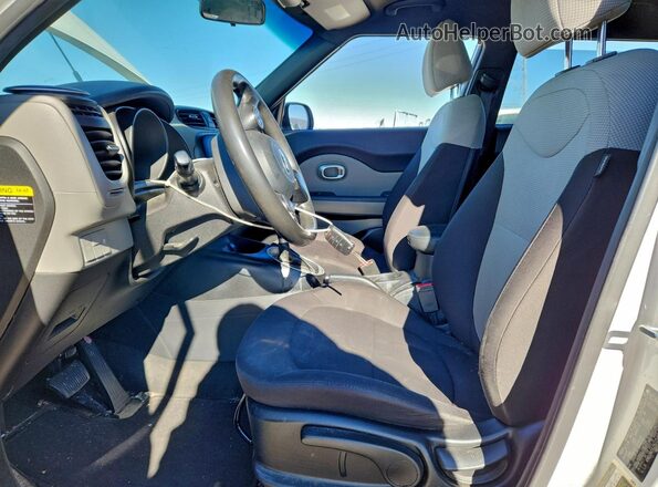 KNDJN2A28J7540626 2018 KIA SOUL White 