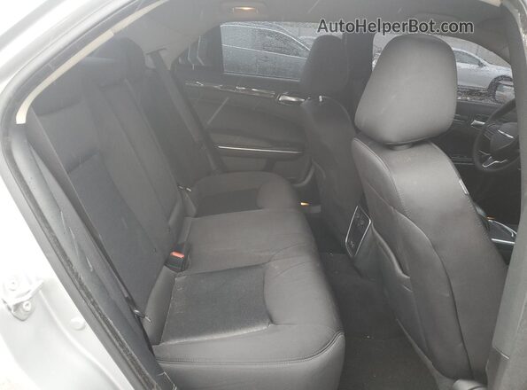 2C3CCAAG0NH225841 2022 CHRYSLER 300 Silver Widok tylnych siedzeń