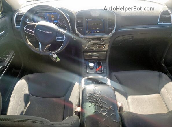 2C3CCAAG7LH209360 2020 CHRYSLER 300 Maroon Vista del salpicadero