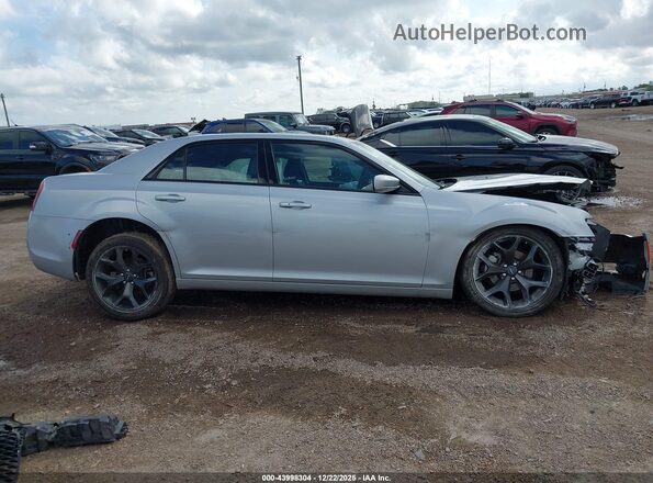 2C3CCABG9PH637144 2023 CHRYSLER 300 Silver უკანა სალონის ხედი
