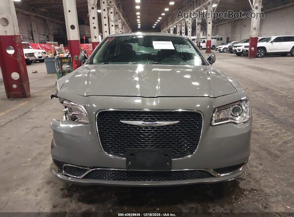 2C3CCARG8KH524137 2019 CHRYSLER 300 Gray Widok wnętrza z tyłu