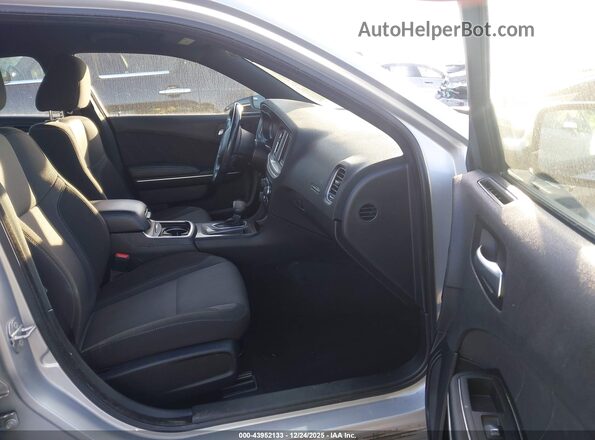 2C3CDXBG0NH207824 2022 DODGE CHARGER Серебряный Вид салона спереди