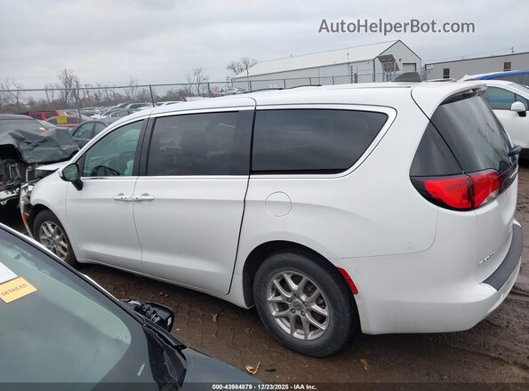 2C4RC1CG3PR621682 2023 CHRYSLER VOYAGER White Widok wnętrza z tyłu
