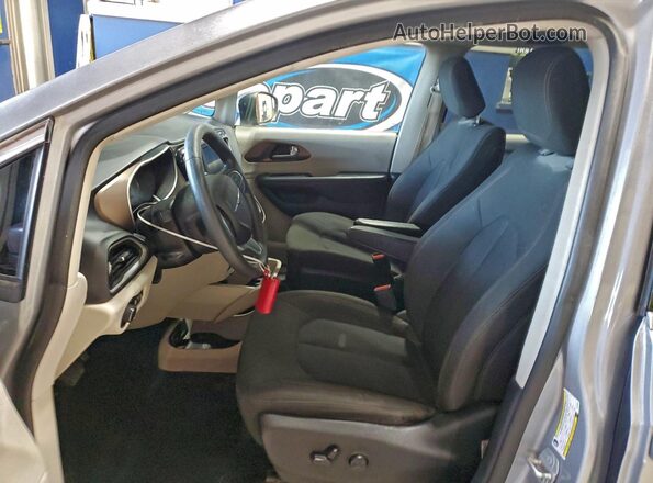 2C4RC1CG6JR133284 2018 CHRYSLER PACIFICA Silver Вид салону спереду