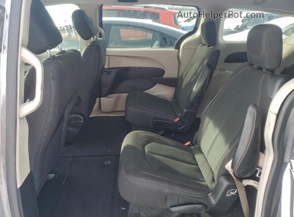 2C4RC1CG6JR133284 2018 CHRYSLER PACIFICA Silver Вид задньої частини салону