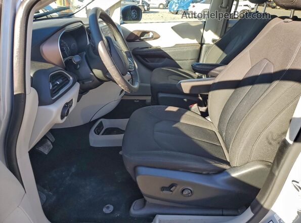 2C4RC1CG6PR549067 2023 CHRYSLER VOYAGER Серебряный Вид салона спереди