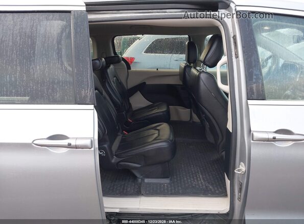 2C4RC1DG9LR256918 2020 CHRYSLER VOYAGER Silver Widok naklejki z numerem VIN