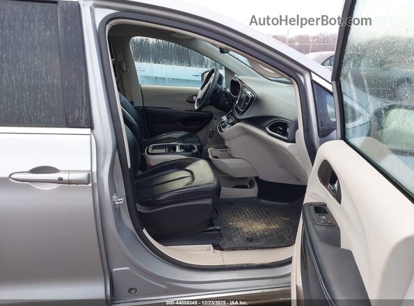 2C4RC1DG9LR256918 2020 CHRYSLER VOYAGER Silver Widok wnętrza z przodu