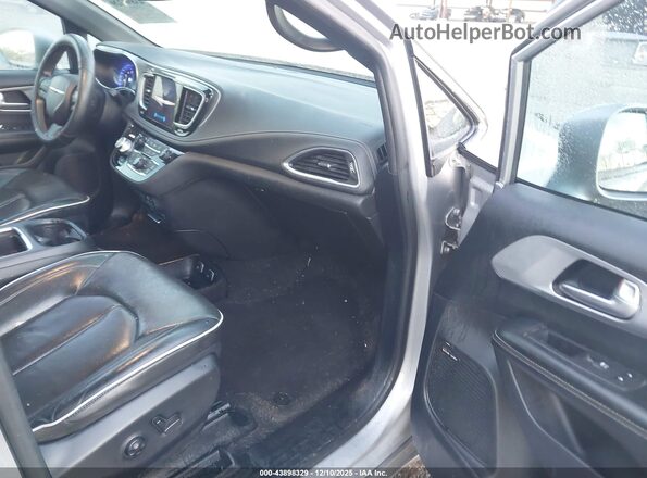 2C4RC1GG5KR528682 2019 CHRYSLER PACIFICA Серебряный Вид салона спереди