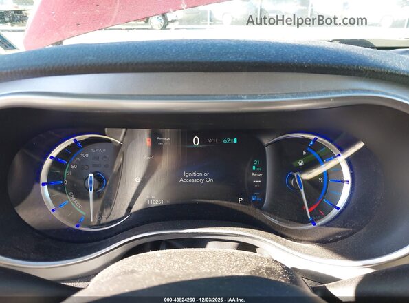 2C4RC1N70JR365814 2018 CHRYSLER PACIFICA Red უკანა სავარძლების ხედი