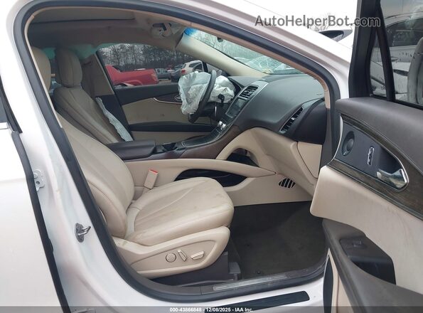 2LMPJ8K95LBL27468 2020 LINCOLN NAUTILUS White Front interior view