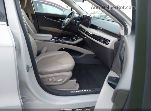 2LMPJ8K9XNBL11933 2022 LINCOLN NAUTILUS Gray წინა სალონის ხედი