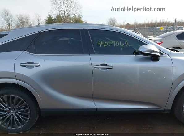 2T2BAMCA5RC067077 2024 LEXUS RX Silver Widok wnętrza z tyłu